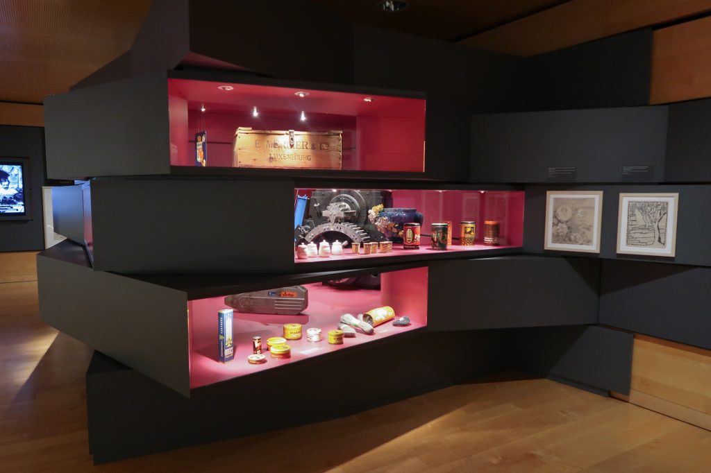 Objektmontagen in Vitrine des Musée d'Histoire de la Ville de Luxembourg
